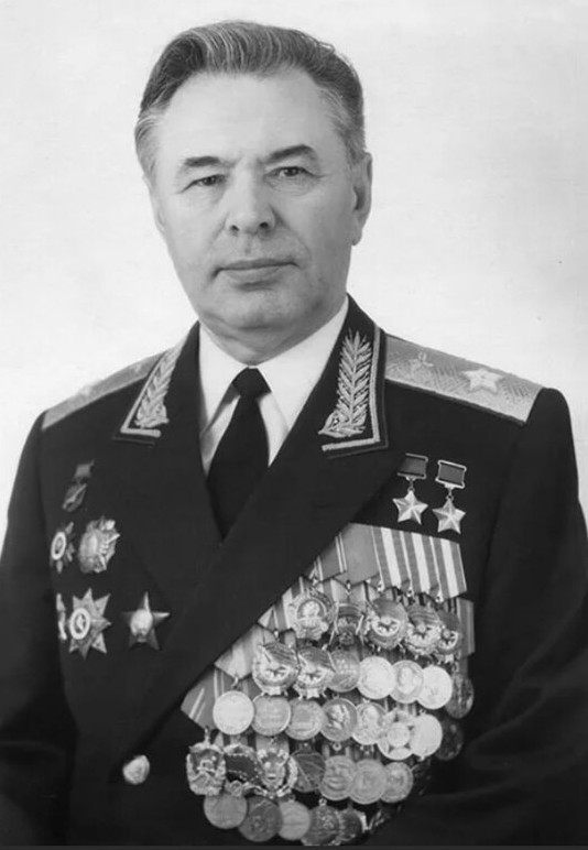 В послевоенном Кремле 1949 года фотограф поймал в объектив уникальный момент — вместе стояли три легенды, три символа победы, трижды Герои Советского Союза.