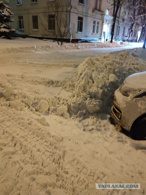 Коммунальщики завалили выезд из двора в Москве, чтобы потребовать деньги