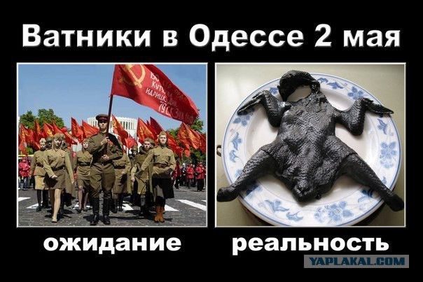 В Москве люди несут цветы к посольству Украины
