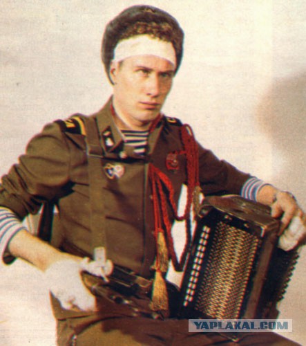 Военком подловил соратника Навального у подъезда:)
