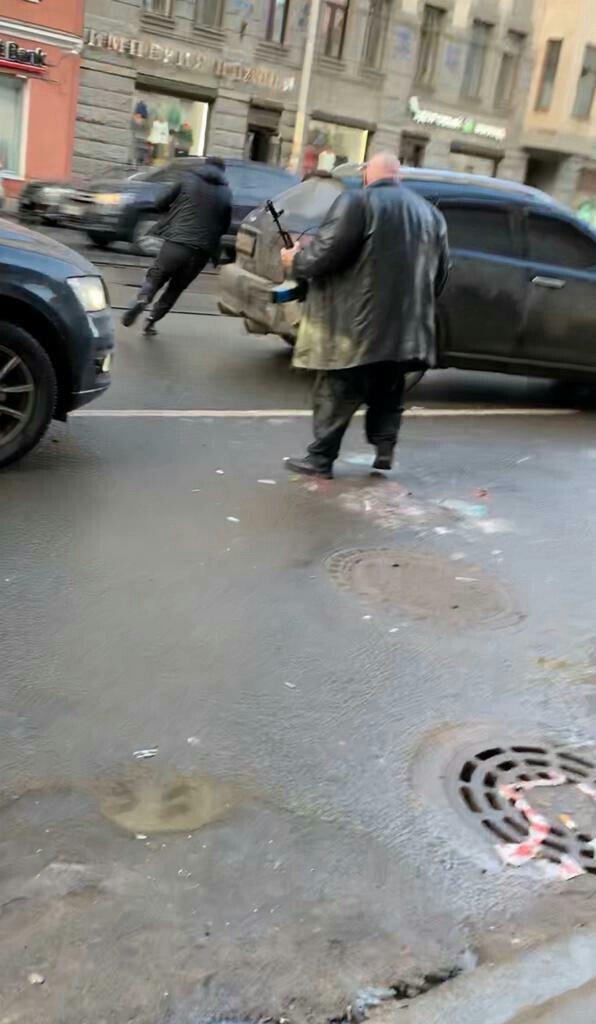 В Петербурге брутальные люди после мелкого ДТП, вышли с автоматом к машине, вытащили из неё девушку и погрузили в свое авто