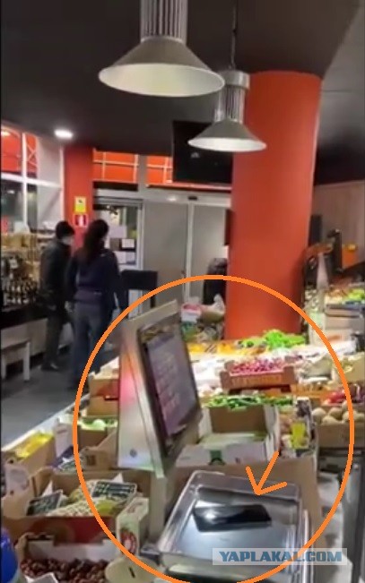 Черная ЯЖЕМАТЬ попыталась сп**дить товар из магазина, но её заперли в помещении до приезда полиции