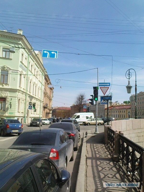 Украсили