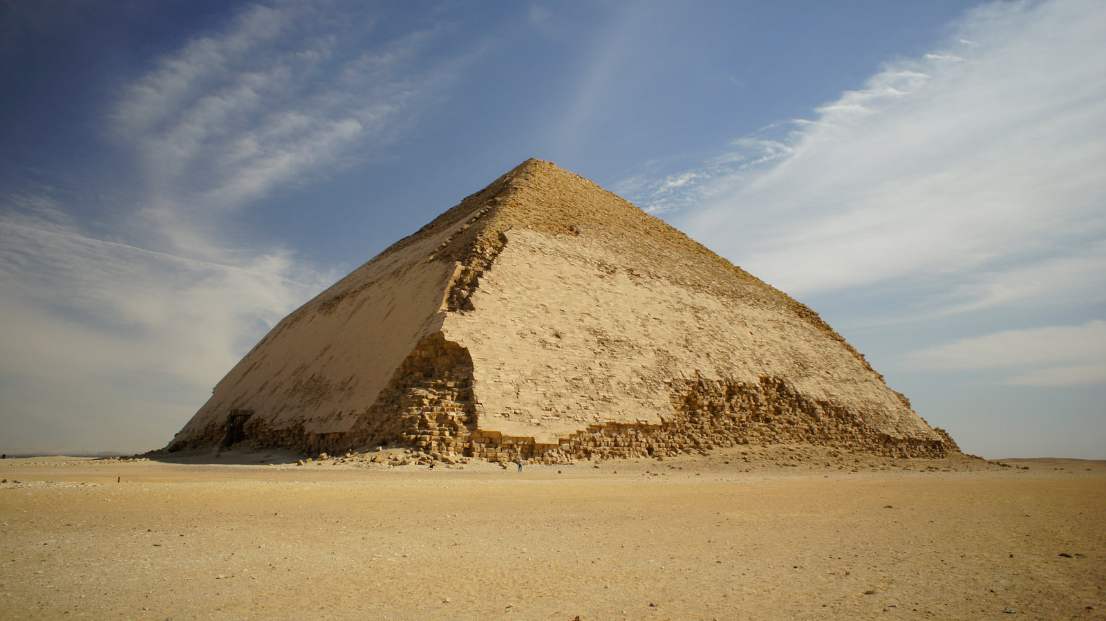Пирамида снофру 220 104 11. Пирамида Снофру. Ломаная пирамида фараона Снофру. Пирамида Снофру в Дашуре. Ломаная пирамида в Дахшуре.