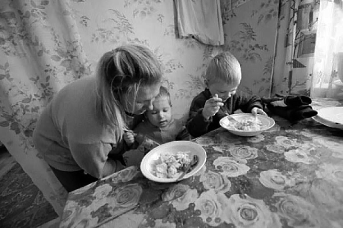 Санька с матерью жили бедно и голодно. Бедная семья. Бедные семьи с детьми в России. Бедная семья в России.