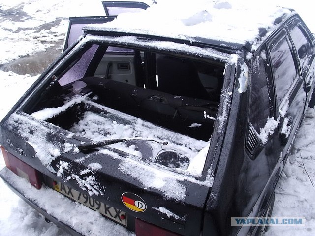 Снег с крыши дома упал на машины