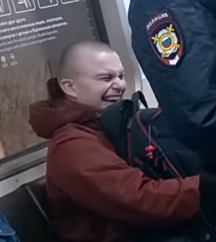 Женщина вызвала полицию в вагон метро из-за девушки с музыкой в наушниках