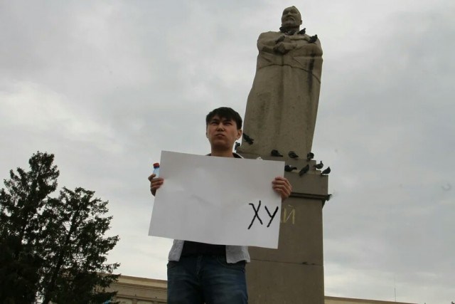 Житель Уральска вышел на площадь с пустым плакатом — его задержала полиция
