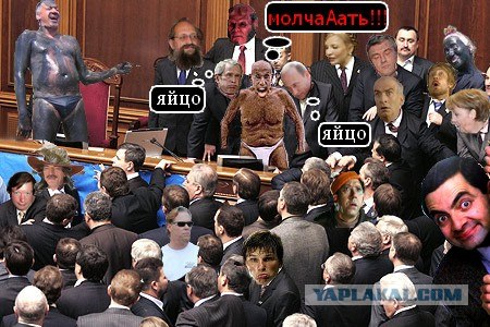 Фотожаба: Пляжники у нефтяного танкера