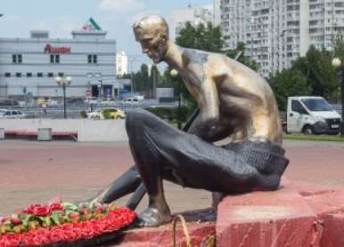 Весьма неоднозначный памятник десантникам