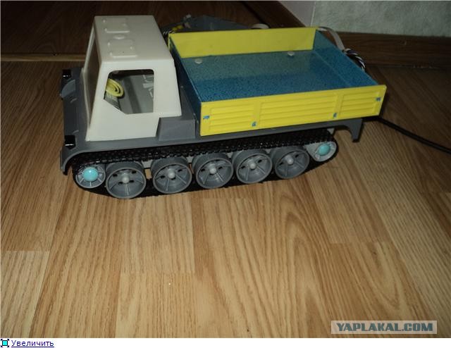 Игрушечный трактор гусеничный ГДР