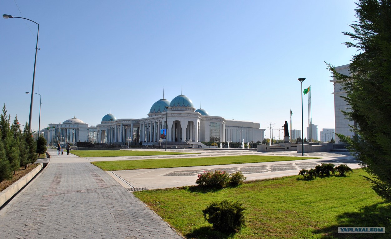президентский дворец ашхабад. почему туркменистан закрытый. мечеть в центре ашхабада. туркменистан закрытая страна. ашхабад беломраморный город.