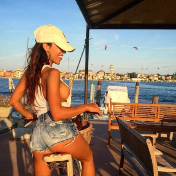 Лето! Булки на прогулке или девушки в шортах.