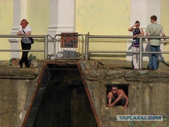 Мужик под мостом