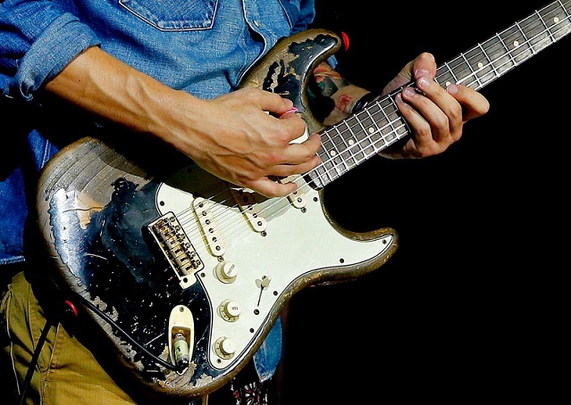 Как делают знаменитые гитары Fender Stratocaster.