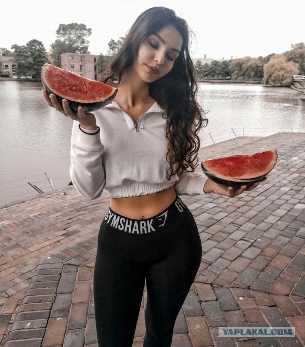 Девушки с арбузом