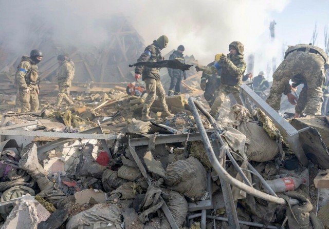 Украинские элитные десантники 79 бригады жалуются на командиров из-за которых их разгромили под Ямполем.