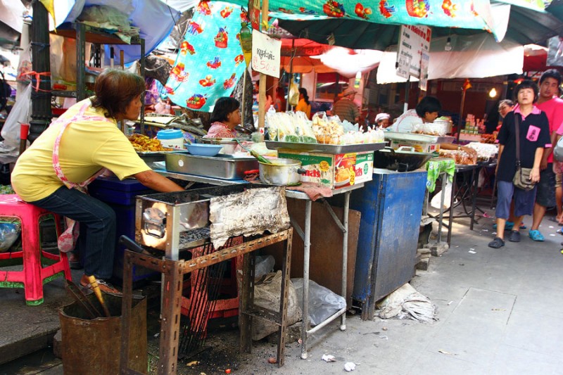Большие тайцы. Бангкок стрит фуд. Бангкок уличная еда. Улицы Бангкока Тайцы еда. Бангкок мировая столица уличной еды Кацурин.