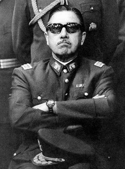 Уникальный альбом с фотографиями царской семьи.