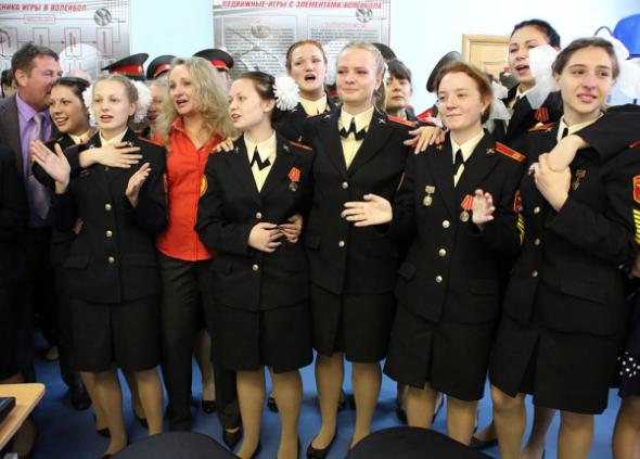 На Урале выпустили суворовцев-девушек