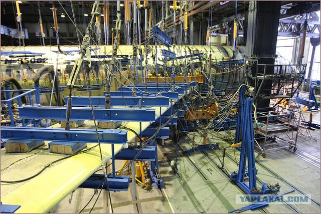 испытание крыльев самолета. статические испытания крыла самолета мс 21. пневматический стенд для динамических испытаний самолетов. испытание самолета. испытание крыльев самолета.