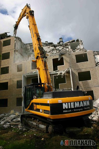 Город захватывают гигантские экскаваторы!