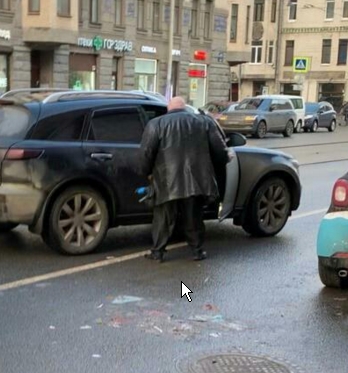 В Петербурге брутальные люди после мелкого ДТП, вышли с автоматом к машине, вытащили из неё девушку и погрузили в свое авто