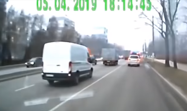 Крузак не пропускает скорую