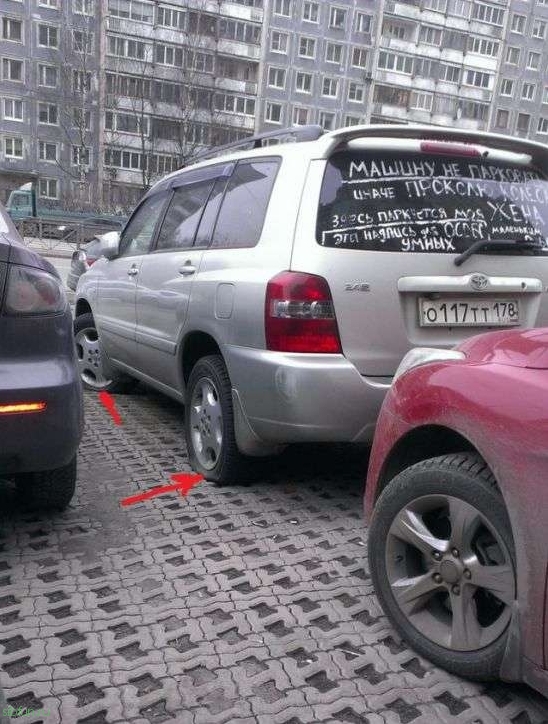 Разбивают стекла, режут колеса: во дворы вернулись парковочные войны.