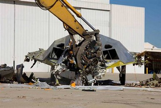 Выполнение фигур высшего пилотажа истребителем F-22 Raptor демонстрационной группы ВВС США