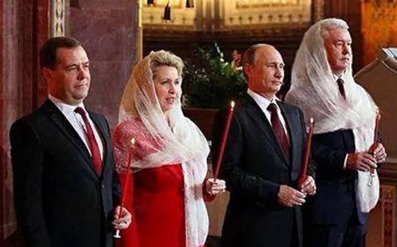 Великий Владимир Путин и какие-то люди с младенцем