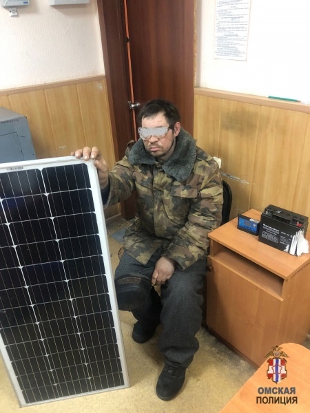 Омичу отключили свет за неуплату, и он нашёл решение — украл светофор на солнечной батарее у школы № 71