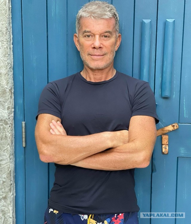 66-летний поклонник годами преследовал молодую 31-летнюю учительницу, а потом подал на неё в суд