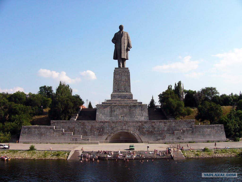 Памятник ленину у входа в волго донской. Самый большой памятник Ленину в Волгограде. Ленин памятник 57 метров в Волгограде. Памятник Ленину Волго-Донской канал. Волгограде самый большой в мире памятник Ленину.