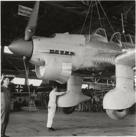 Редкий кадр! Гибель пикирующего бомбардировщика Ju-87