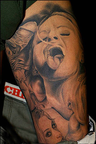 Татуировка прямо на глазу...