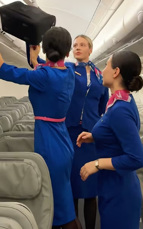 Девчонки на работу идут.