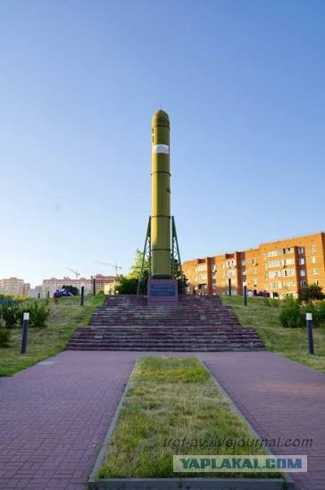 В западных соцсетях завирусился кадр с гигантской ракетой прямо во дворе — речь о памятнике «Союз-У» в Байконуре