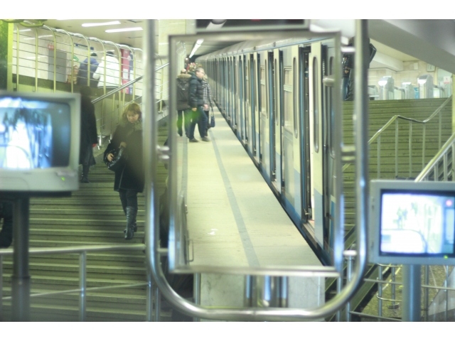 Пассажиры в метро.