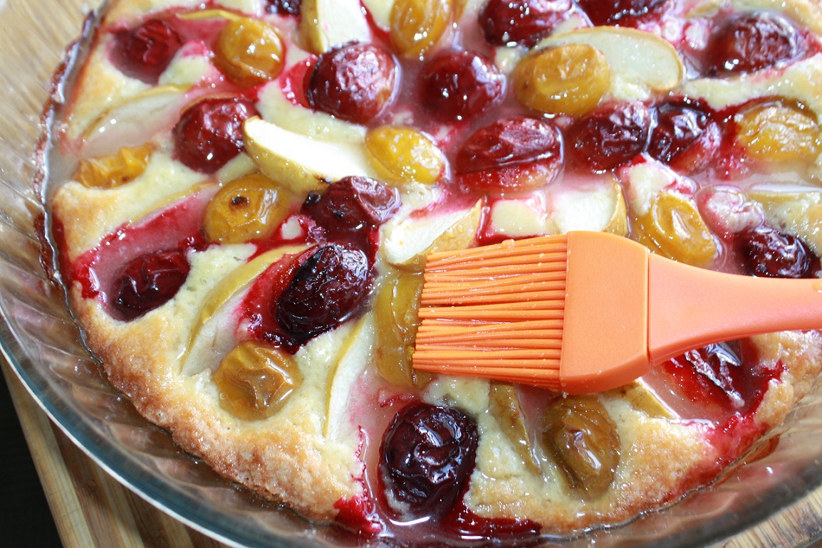 Шарлотка с яблоком и сливой. Сливовые лепешки. Пирог со сливами и яблоками в духовке. Пирог со сливами и яблоками рецепт. Пирог со сливами и яблоками в духовке.