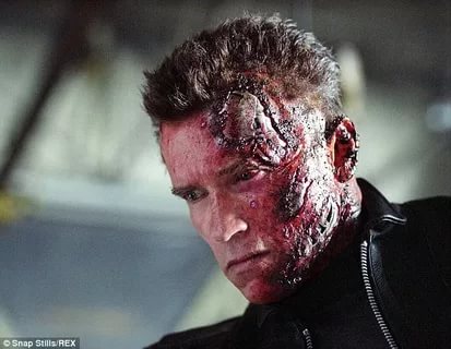 Сталевар голой рукой разбивает ручей расплавленного металла