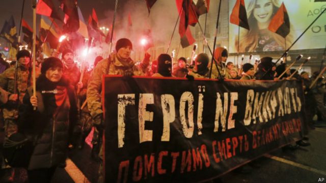В Киеве какие-то парни докопались до мужика, у которого на футболке был изображён герб России, и заставили его её снять.