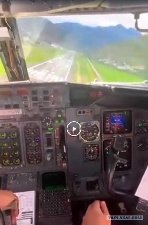Посадка Boeing 737–300 в Paro Airport, Бутан