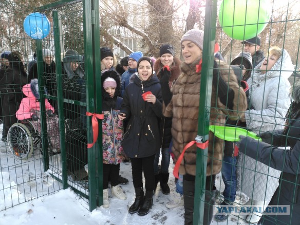Исинбаева построила спортплощадку.