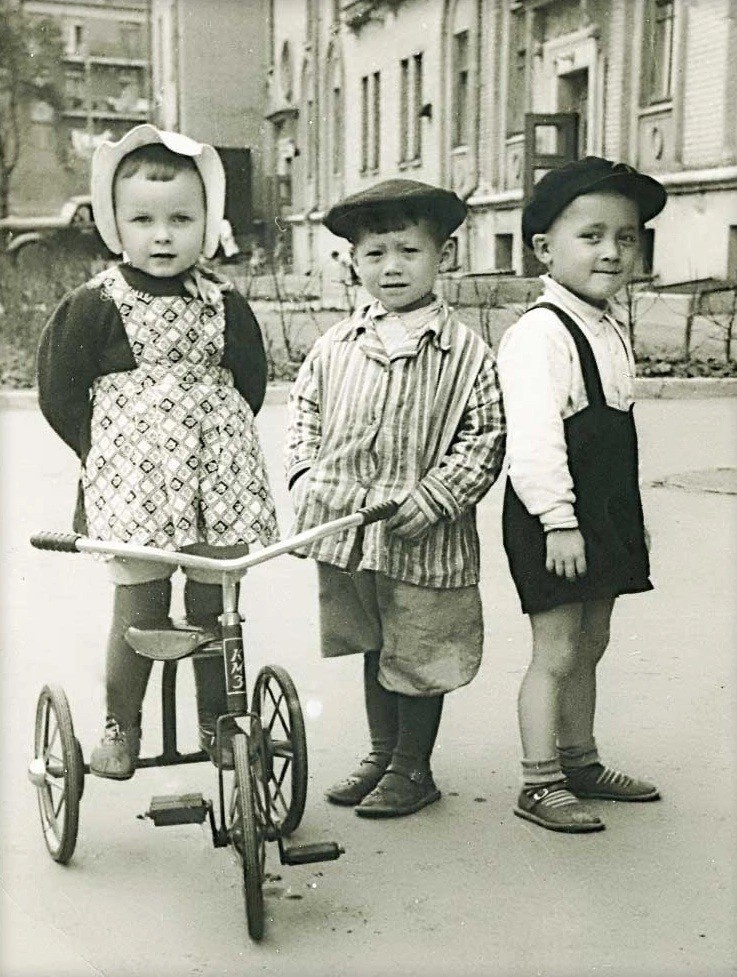 незабываемое детство. воспоминания о детстве. детство картинки. дети бегут под дождем. детство фотографии.