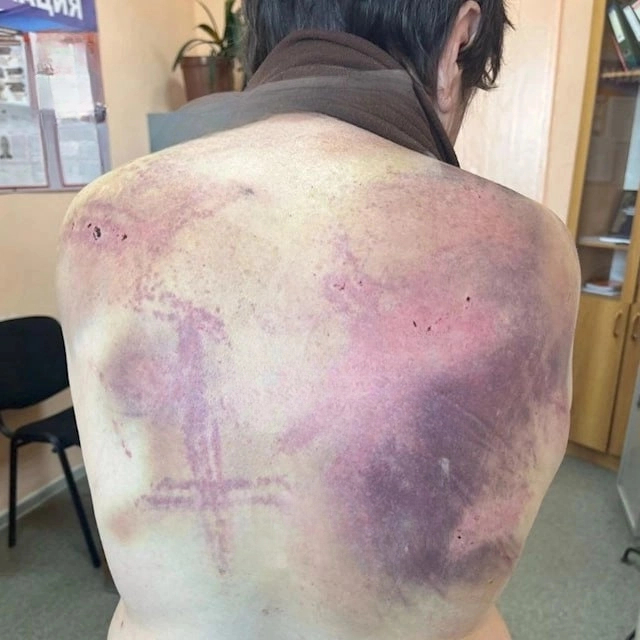 В Челябинской области две девушки похитили 54-летнюю женщину, которая переспала с парнем одной из них и заставили копать могилу
