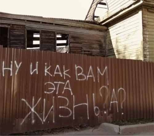 Наклейка на окно с надписью «Режиссёр Алексей Балабанов».