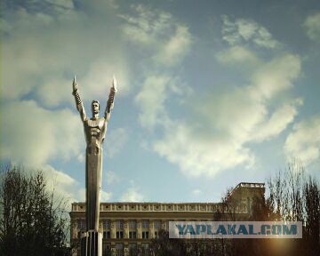 Раз в году в День Космонавтики Гагарин поднимает вверх руки