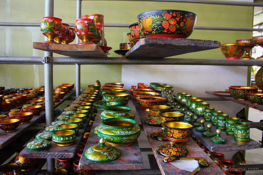 Народные промыслы золотая хохлома. Хохломская роспись семенов. Создание хохломы. Хохломская фабрика в городе семенове. Фабрика хохломской художник.