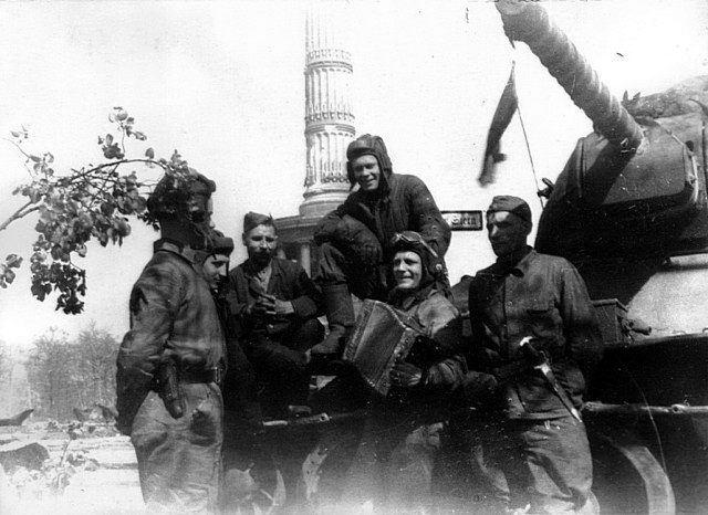 Исторические моменты Победы. Апрель-май 1945г